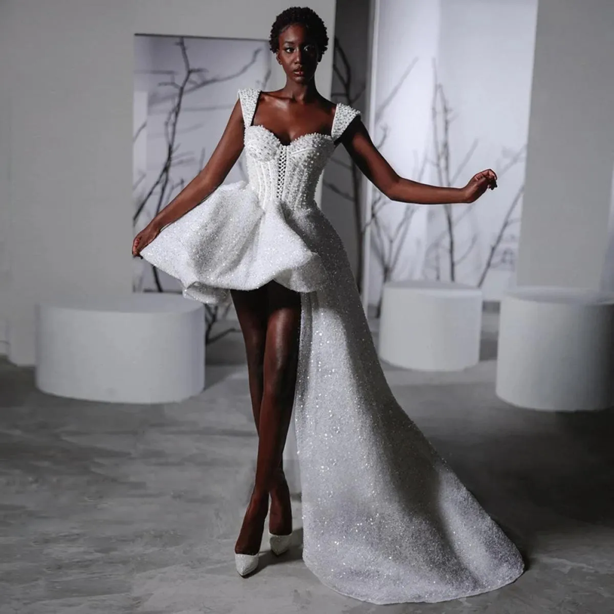 2024 Couture abiti corti in rilievo bianchi con strascico laterale corsetto asimmetrico perle mini abito da cocktail con paillet