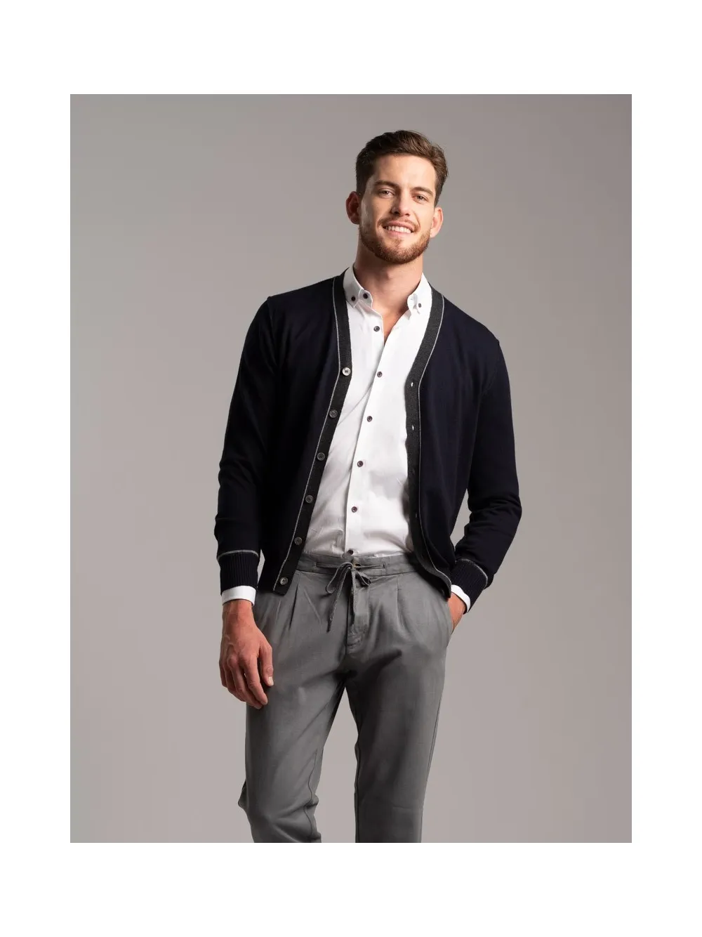 Cardigan uomo con abbottonatura a contrasto