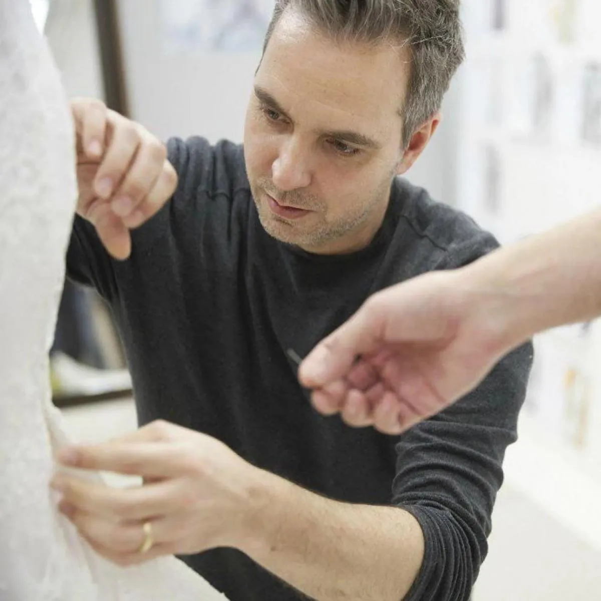 Elegante abito da sposa in raso di seta avorio di alta qualità pieghettato una linea lunga abito da sposa da giardino servizio f