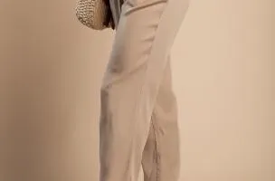 Pantaloni lunghi con cintura decorativa, beige