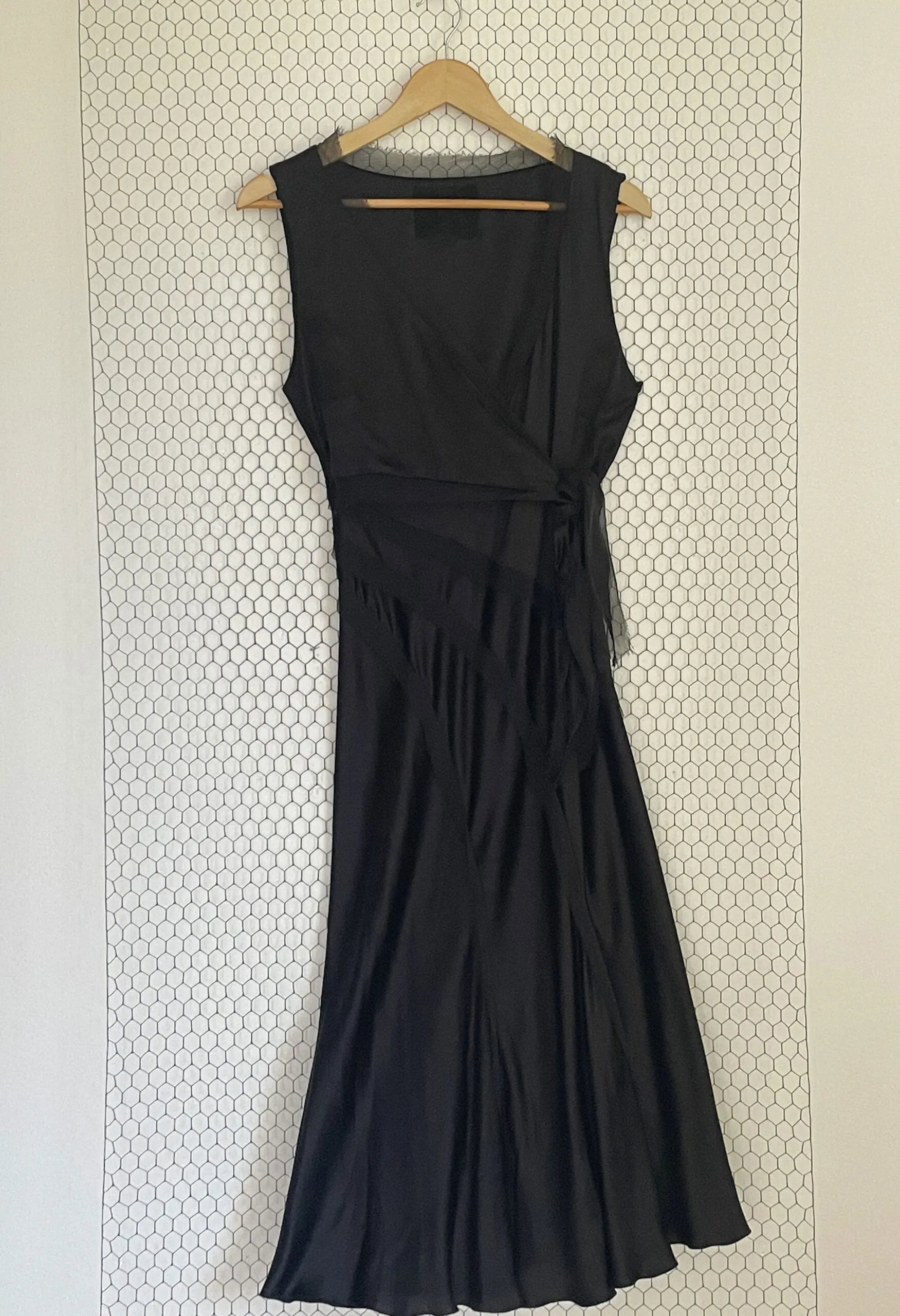 Slip dress vintage anni 2000 in raso nero e dettagli in georgette di seta