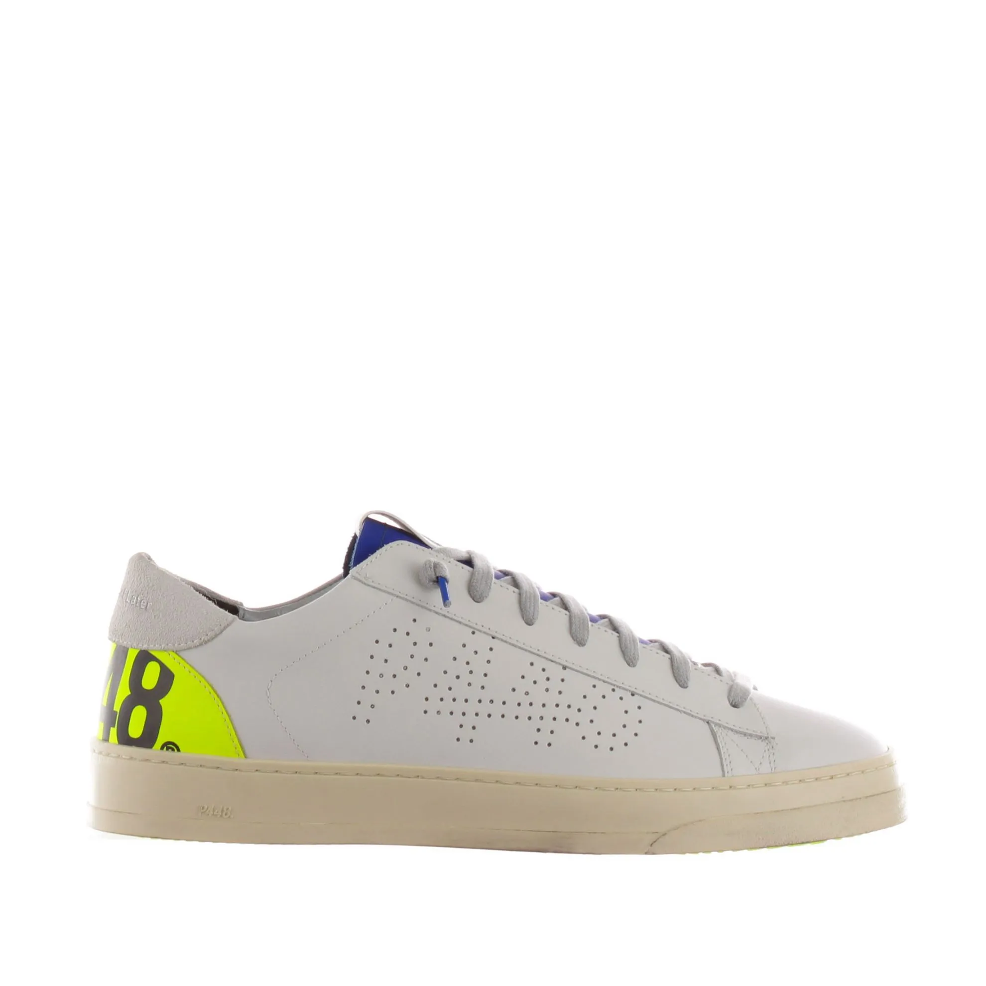 Sneaker in pelle con logo traforato