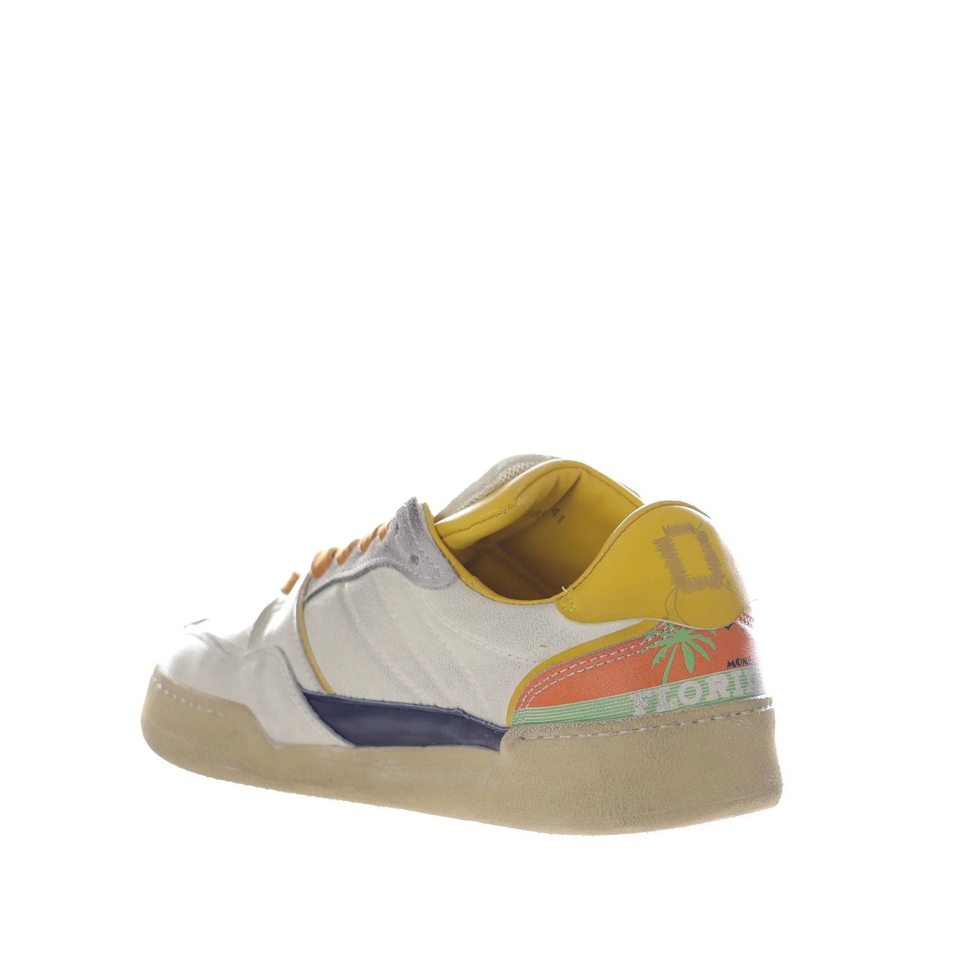 Sneaker in pelle con tomaia effetto used