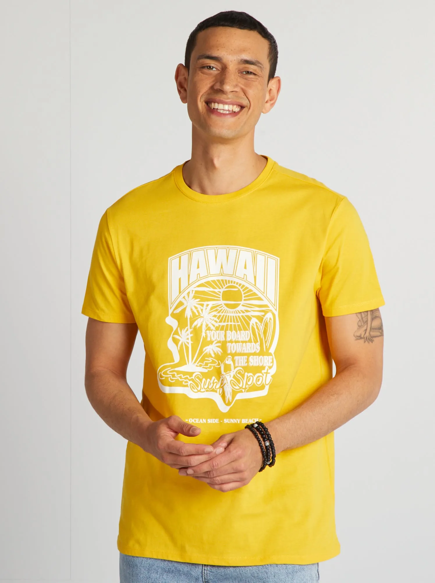 T-shirt in cotone stampato con scollo tondo - GIALLO