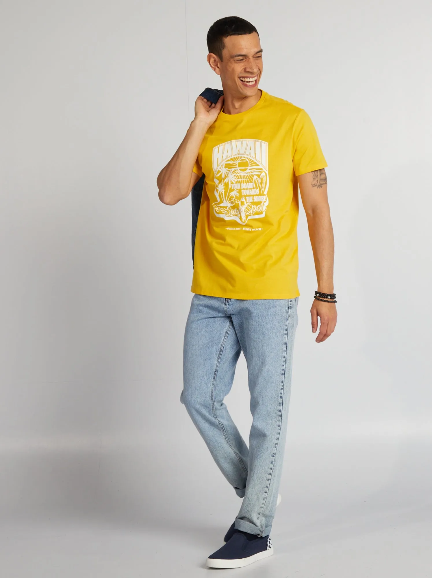 T-shirt in cotone stampato con scollo tondo - GIALLO