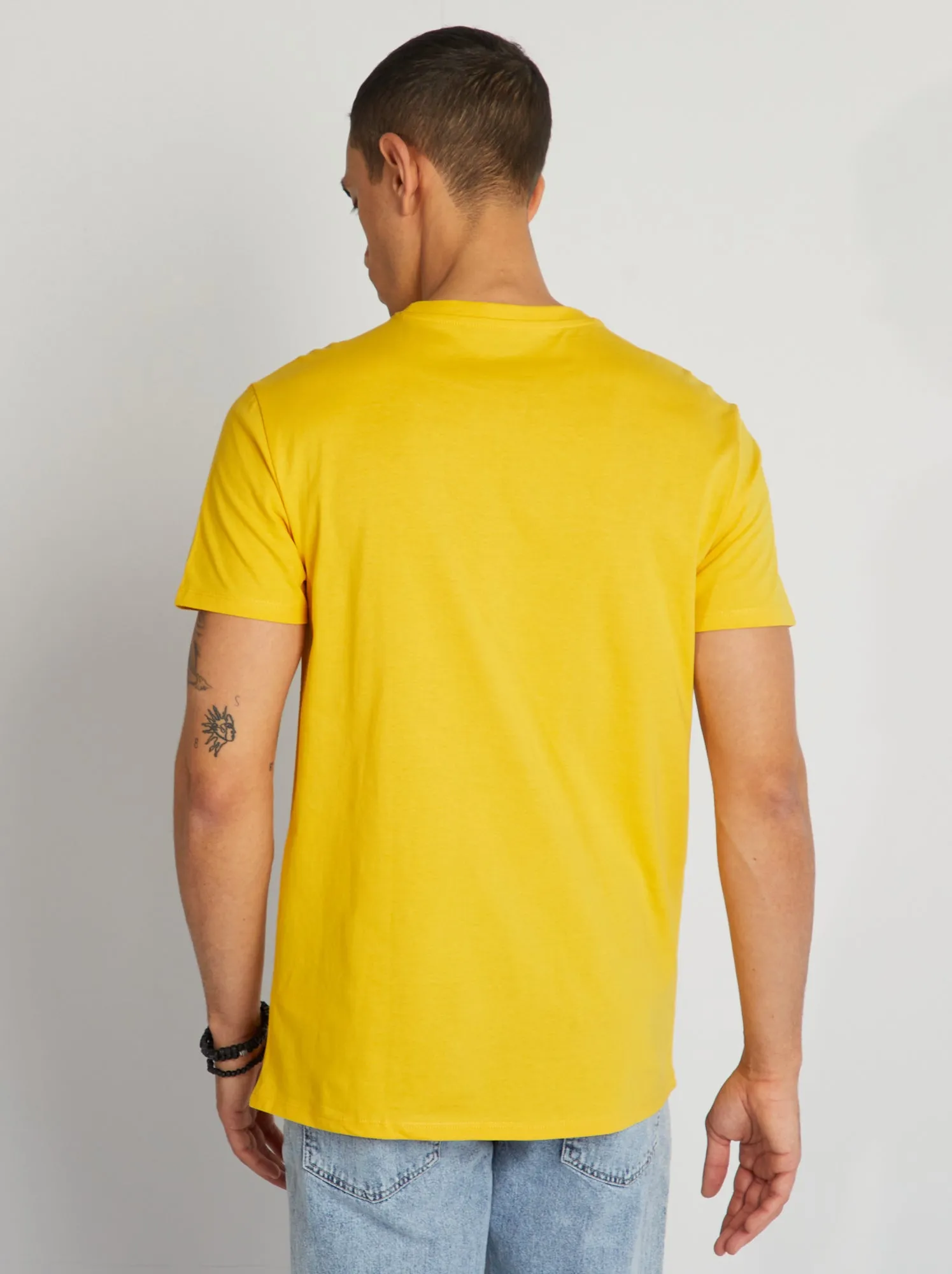 T-shirt in cotone stampato con scollo tondo - GIALLO