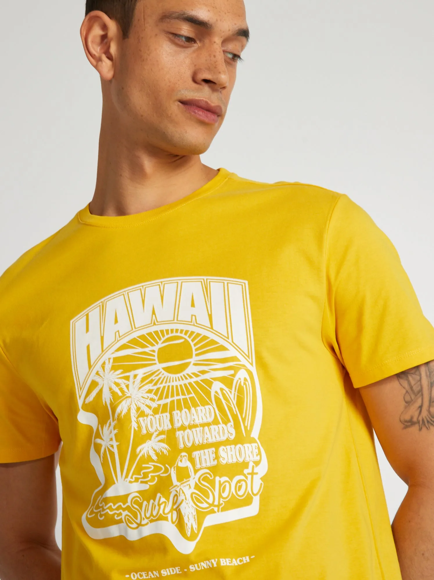 T-shirt in cotone stampato con scollo tondo - GIALLO